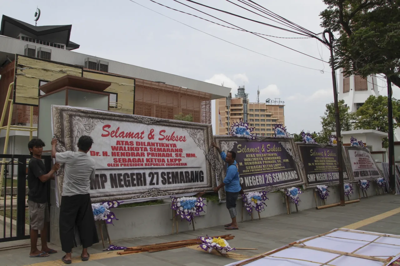 Karangan Bunga Ucapan...
