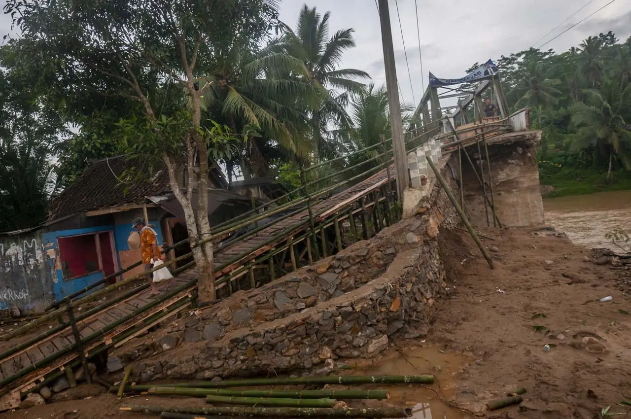 Jembatan Rusak Akibat...