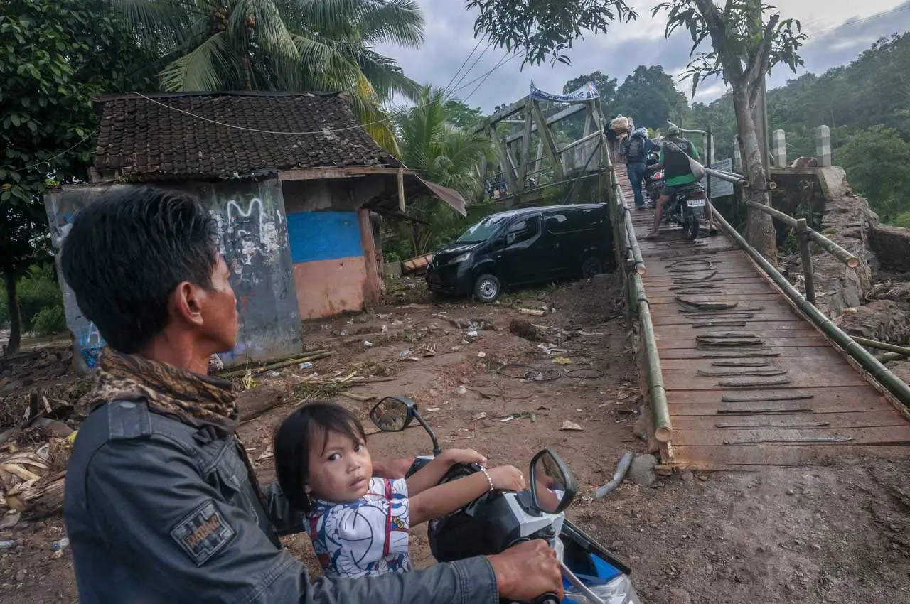 Jembatan Rusak Akibat...