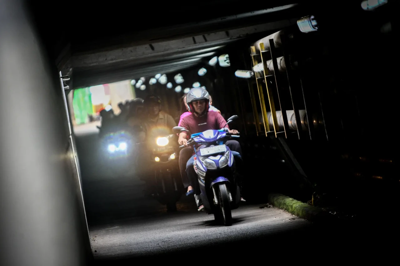 Menelusuri Jalan Alternatif...