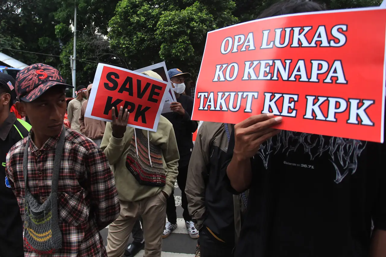 Massa Aksi Desak KPK...