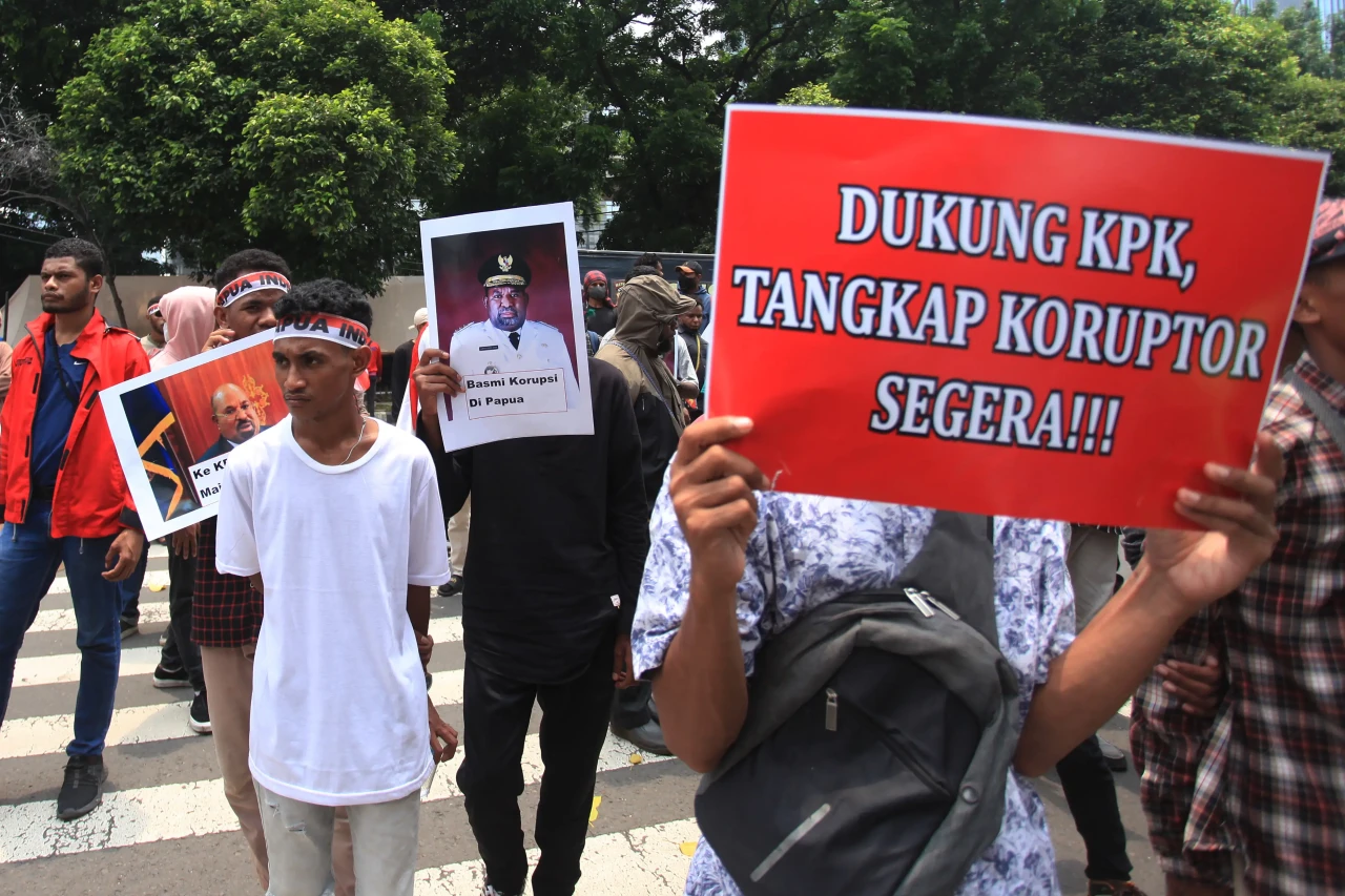 Massa Aksi Desak KPK...
