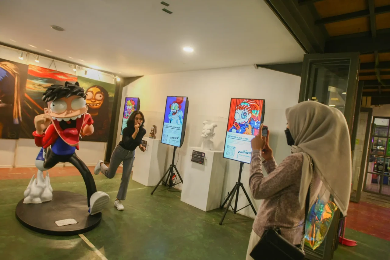 Melihat Pameran Mbloc...