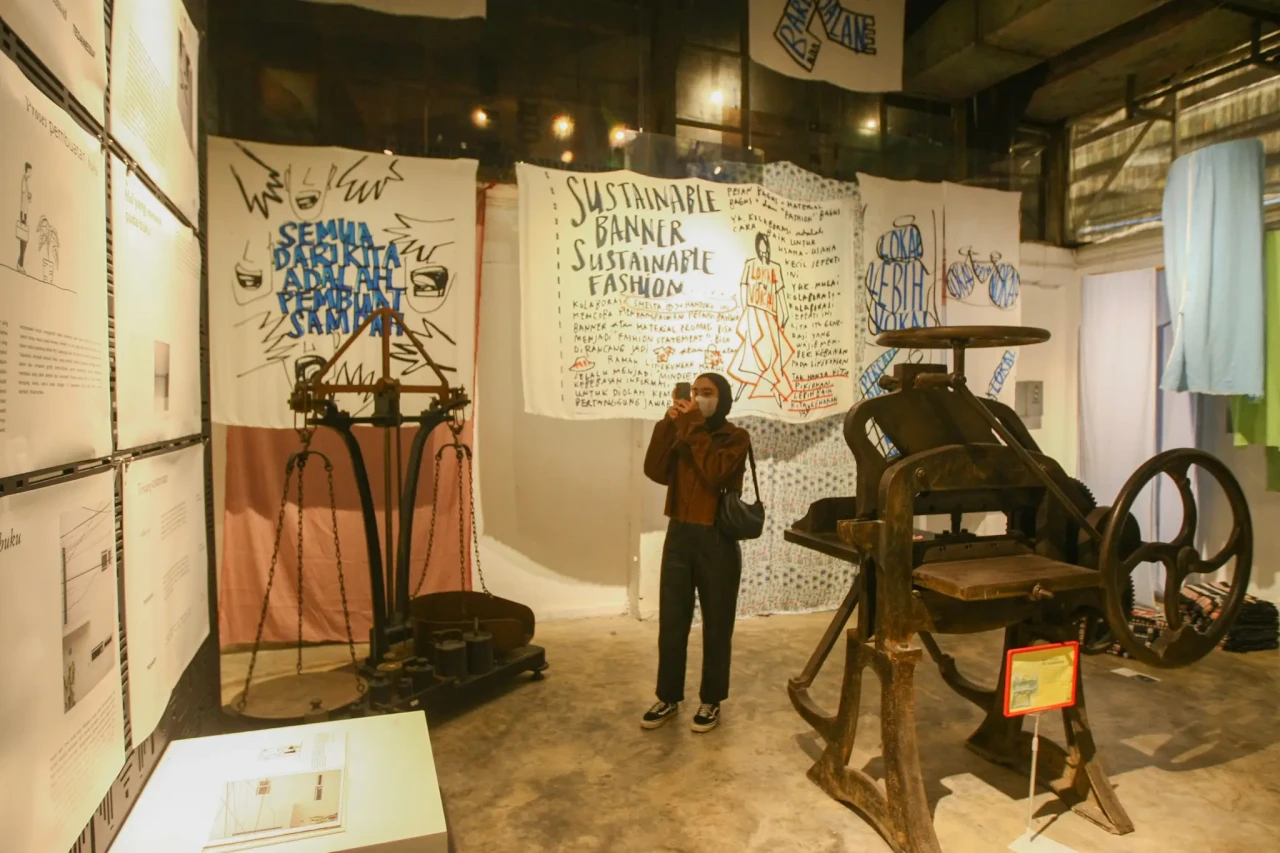 Melihat Pameran Mbloc...