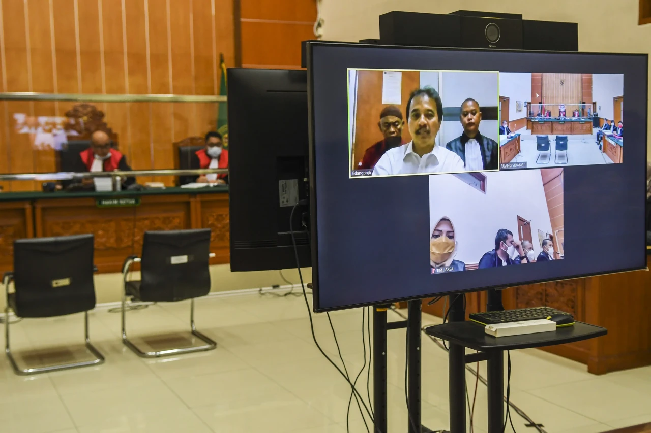 Roy Suryo Jalani Sidang...