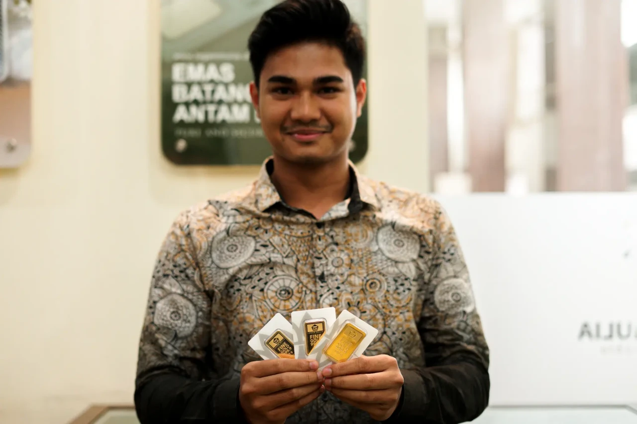Harga Emas Antam Turun...