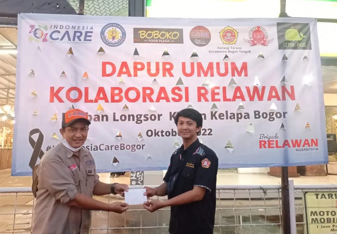 Pengungsi Longsor Bogor...
