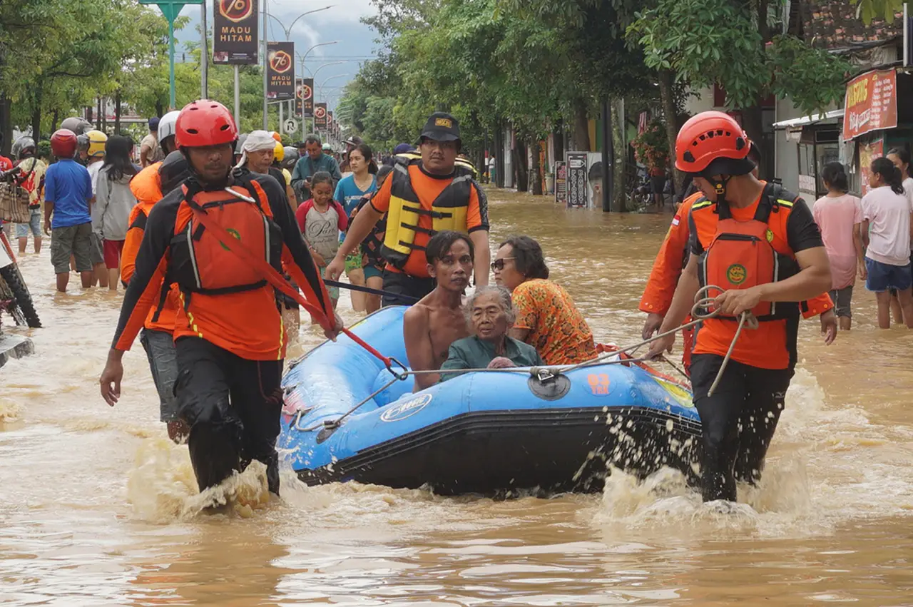 Banjir Bandang Rendam...