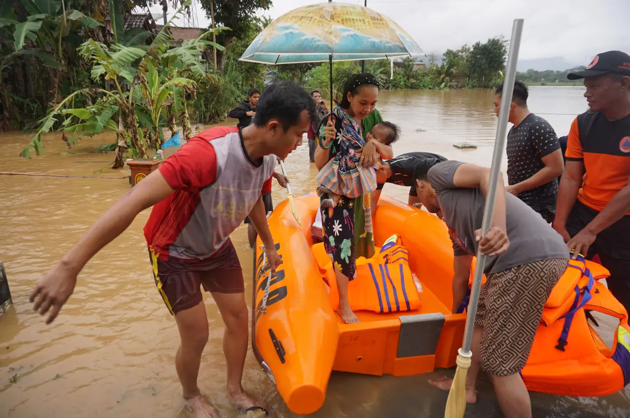 Banjir Bandang Rendam...