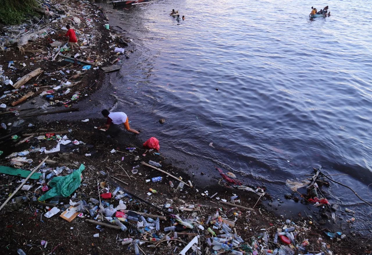 Sampah Plastik Cemari...