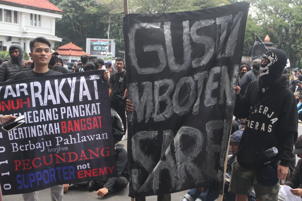 Unjuk Rasa Menuntut...