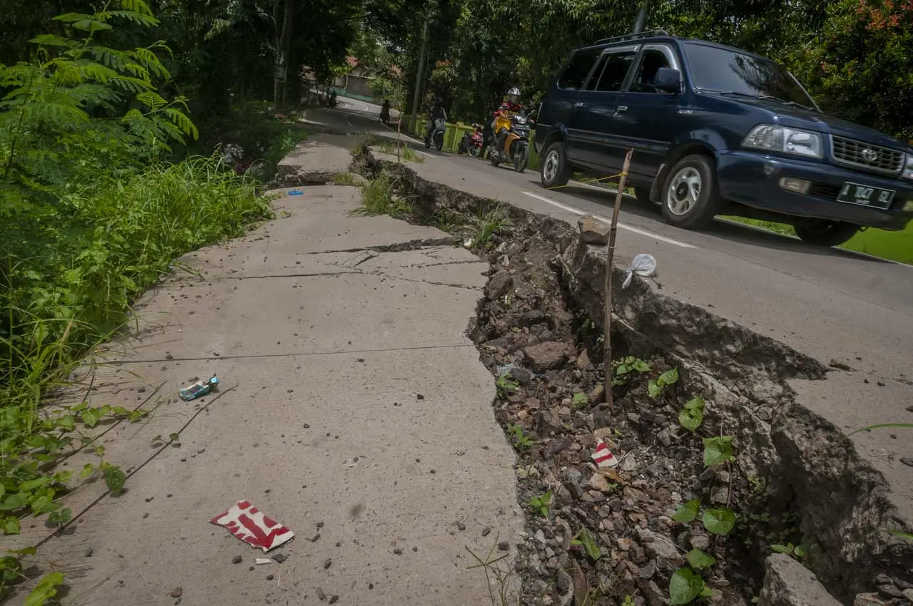 Penampakan Jalan Terbelah...