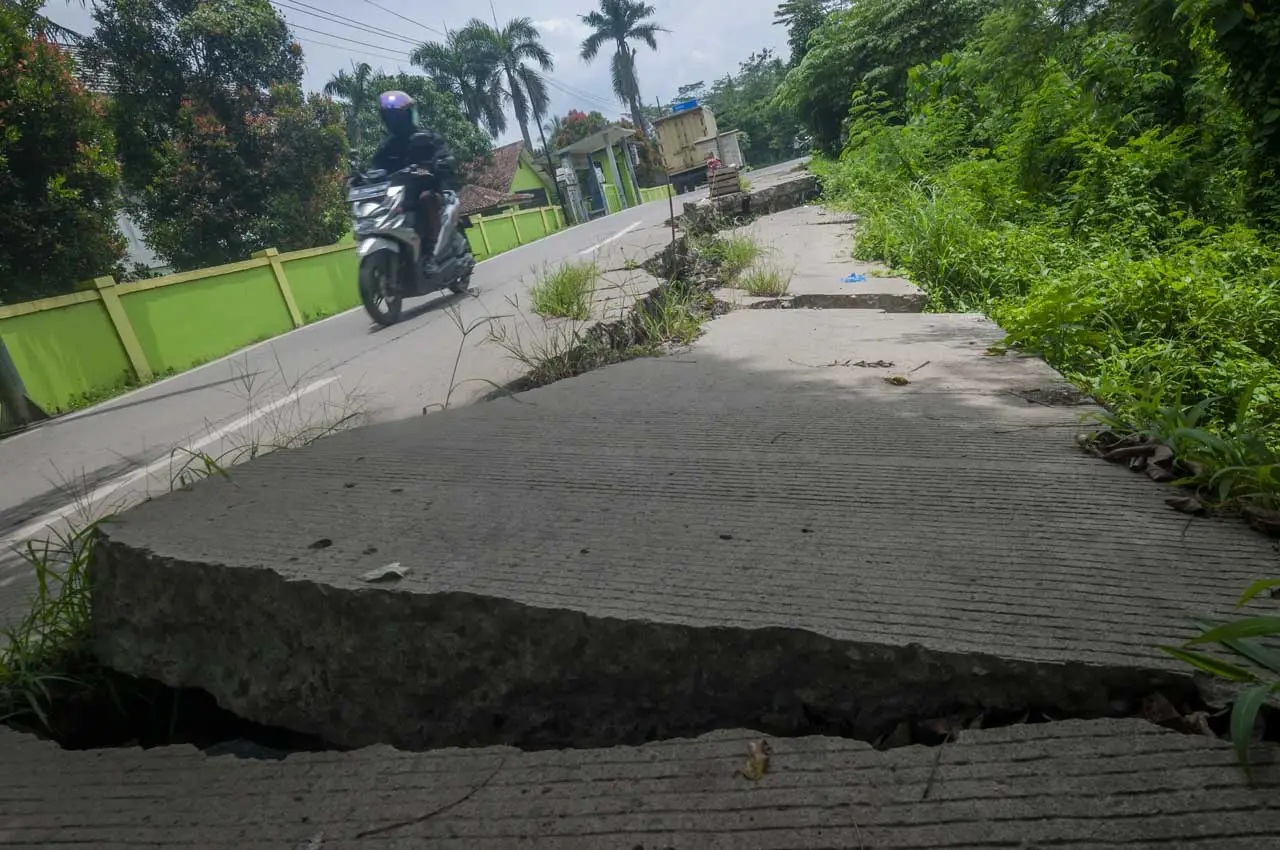 Penampakan Jalan Terbelah...