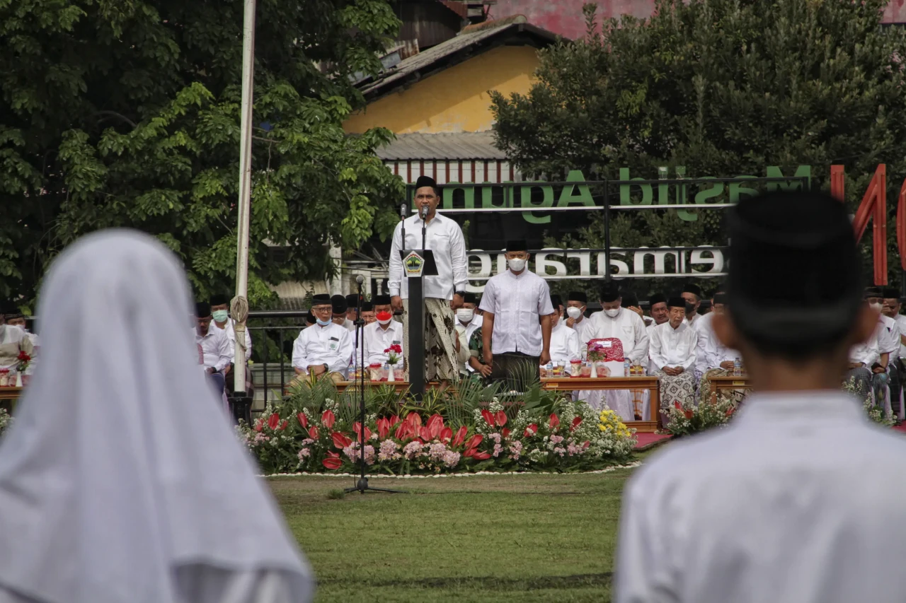 Ribuan Santri Peringati...
