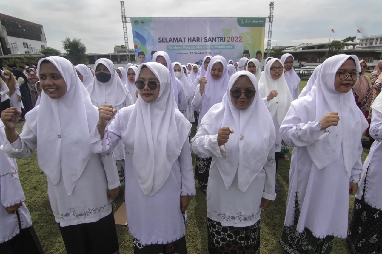 Ribuan Santri Peringati...