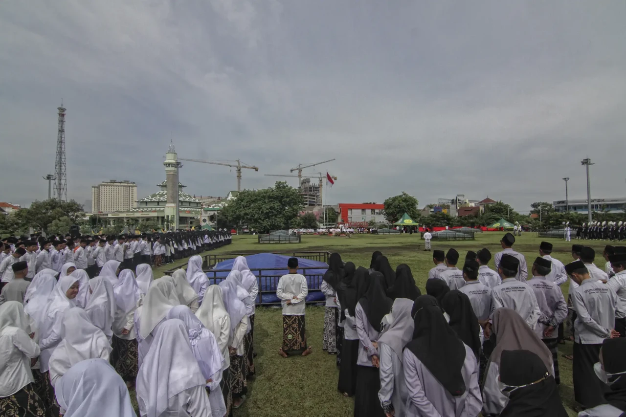 Ribuan Santri Peringati...