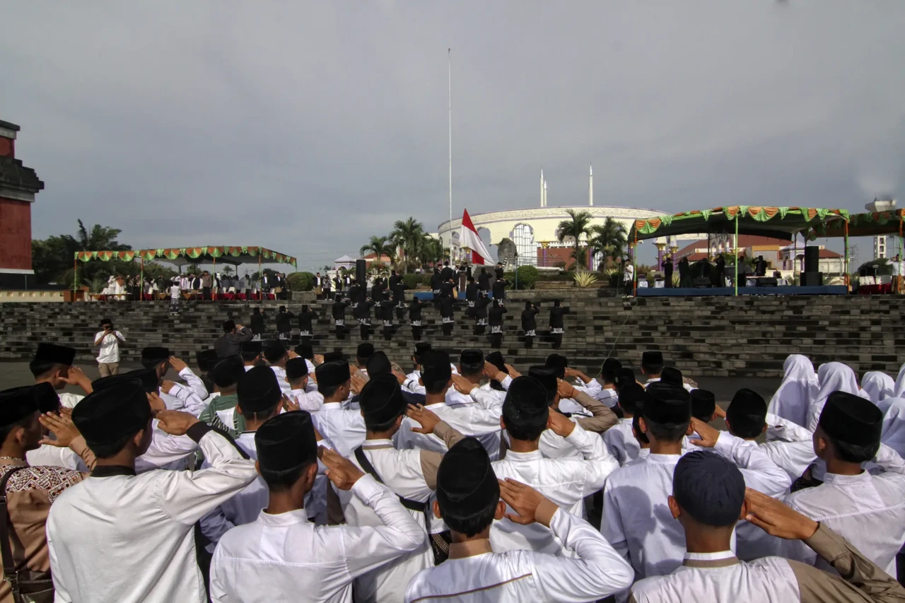 Ribuan Santri Peringati...