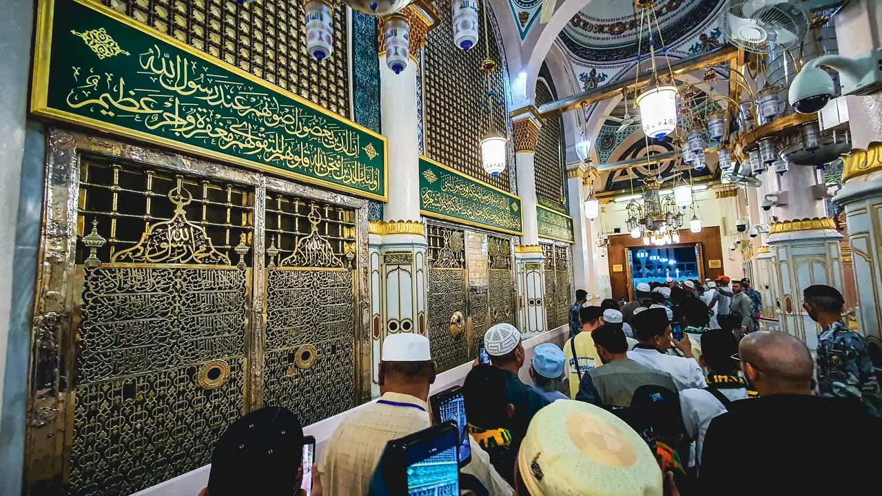 Ziarah Makam Nabi Muhammad...