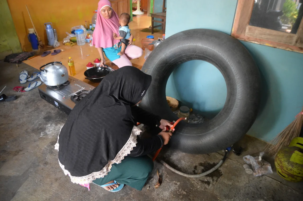Biogas Menerangi Kampung...