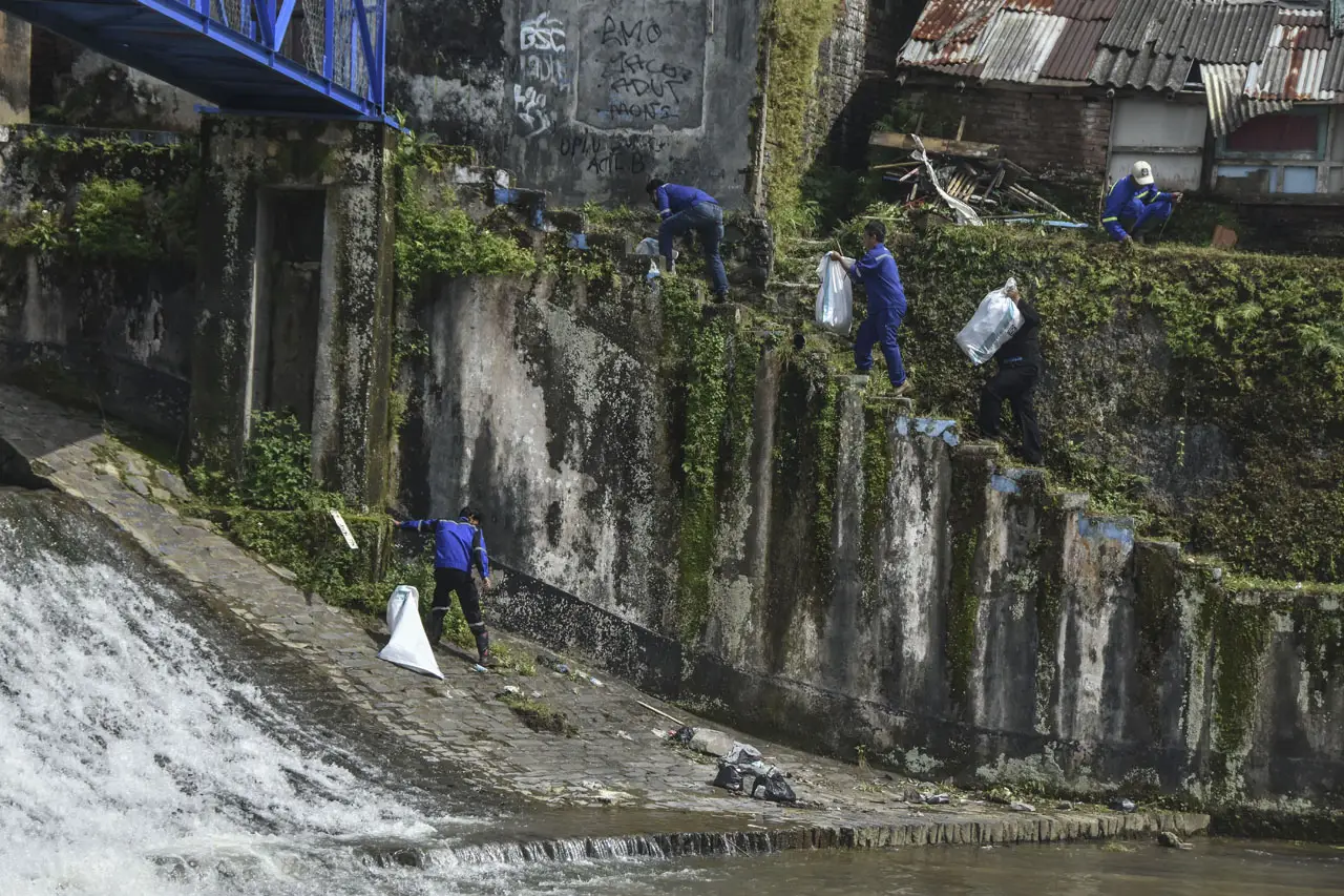 Aksi Pungut Sampah di...