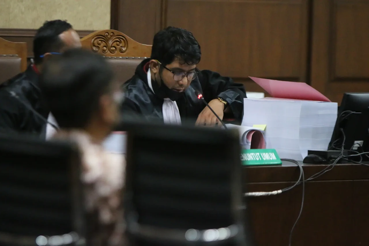 Jaksa Tuntut Hukuman...