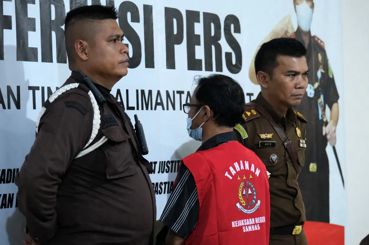 Kejati Kalbar Tangkap...