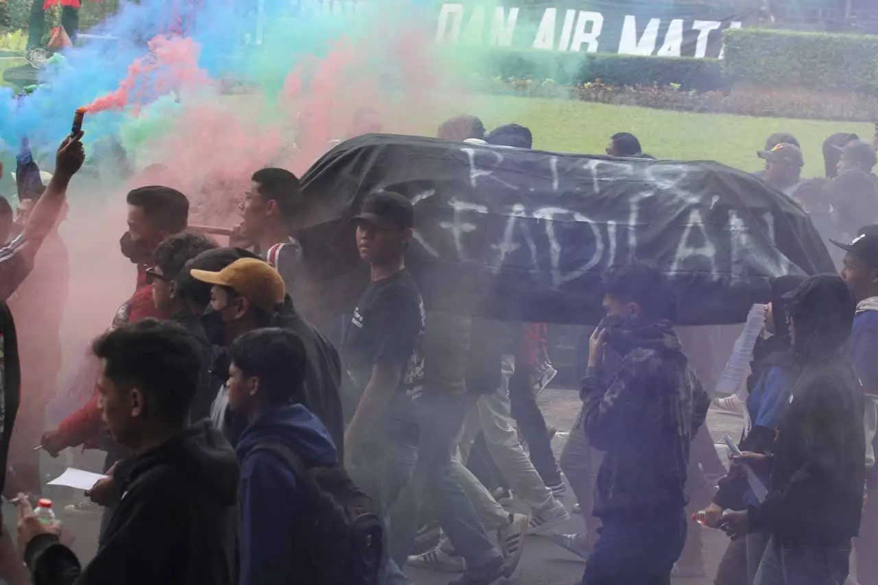 Warga dan Aremania Unjuk...