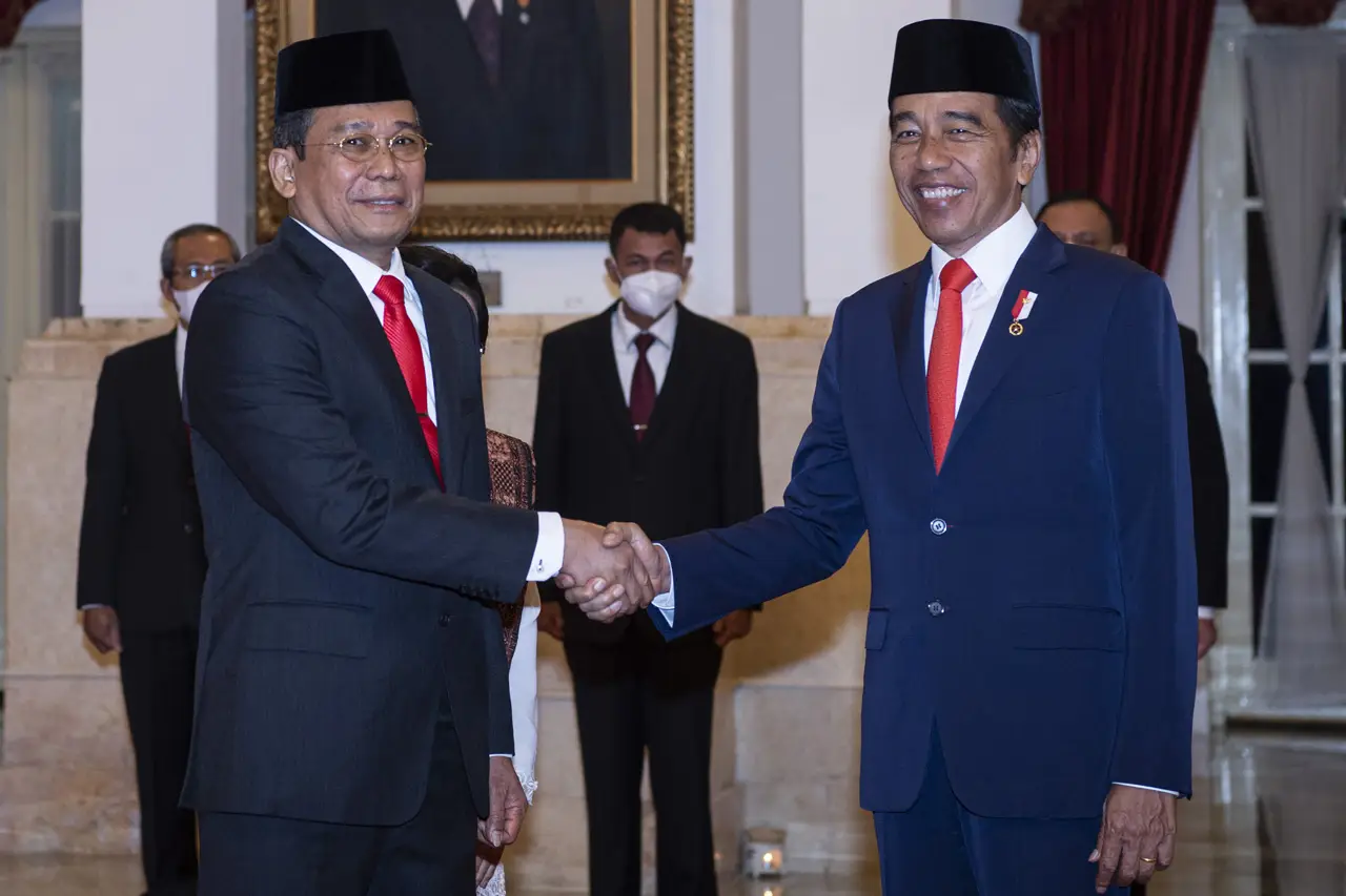 Jokowi Lantik Johanis...