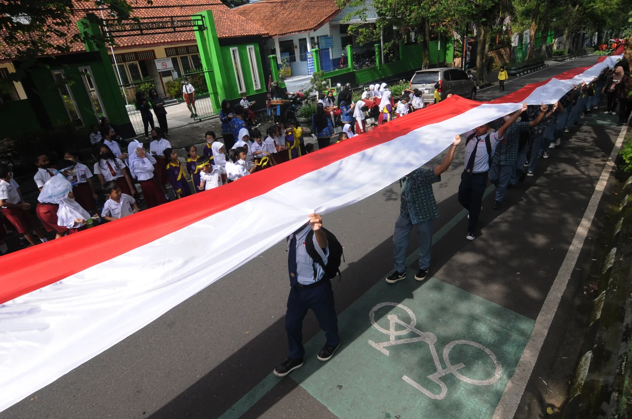 Kirab Merah Putih Hari...