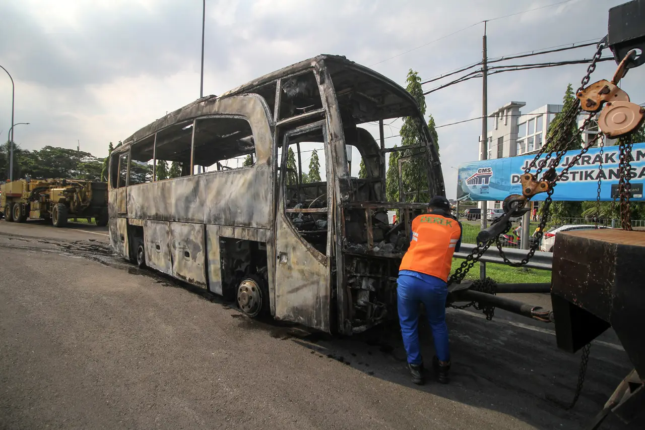 Kebakaran Bus di Tol...