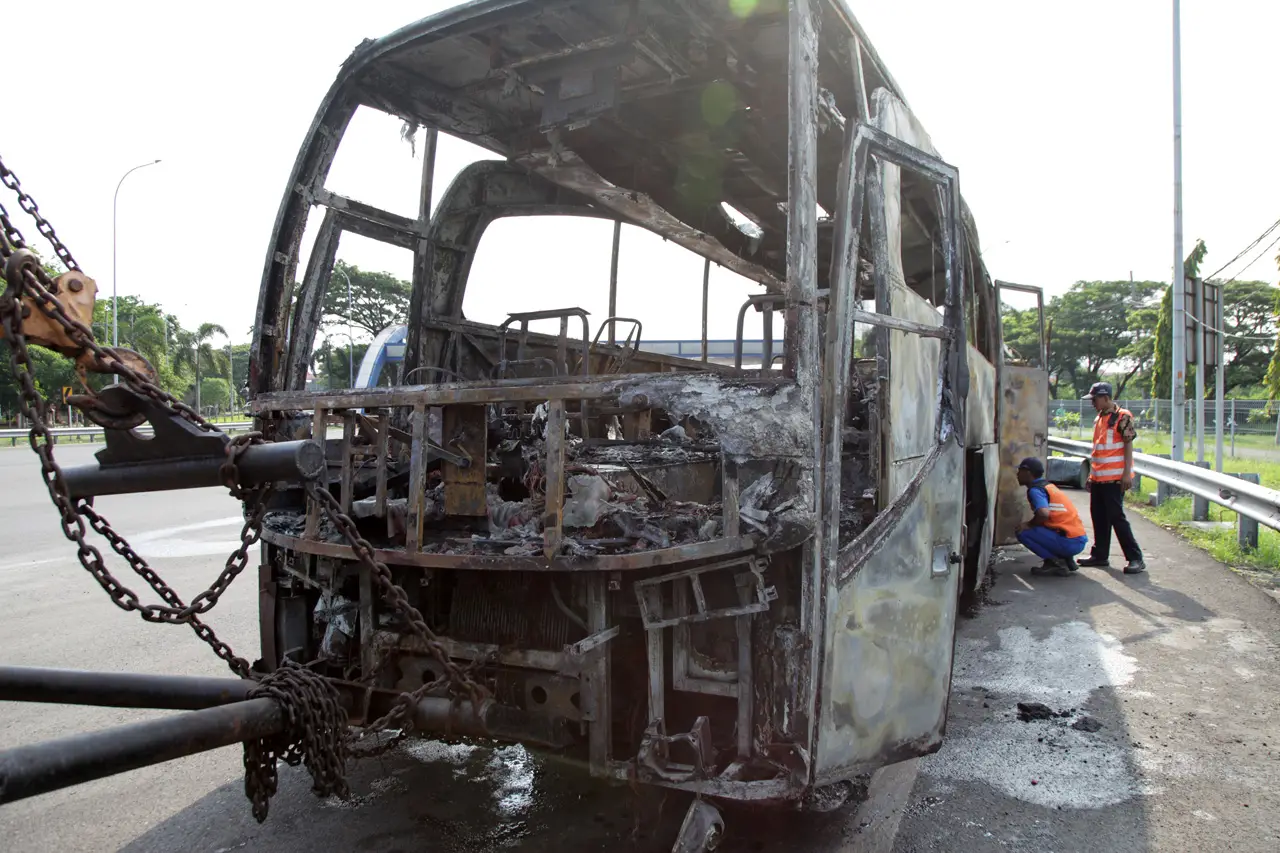 Kebakaran Bus di Tol...