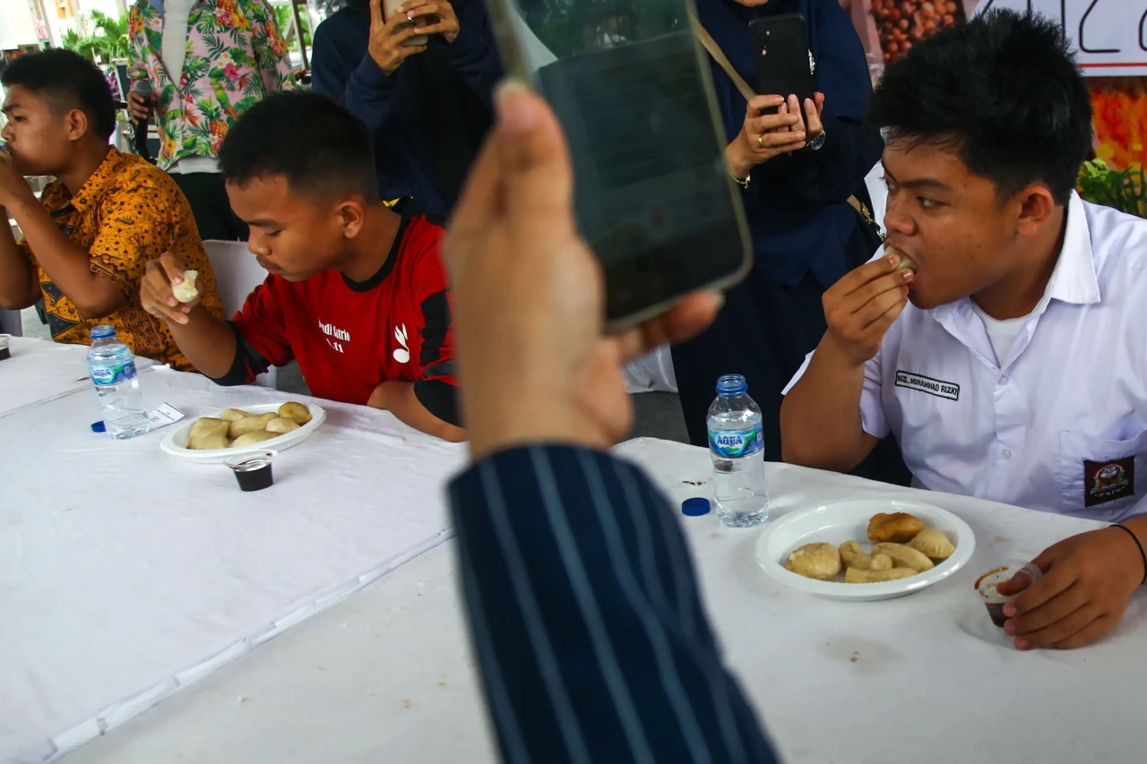 Serunya Lomba Makan...