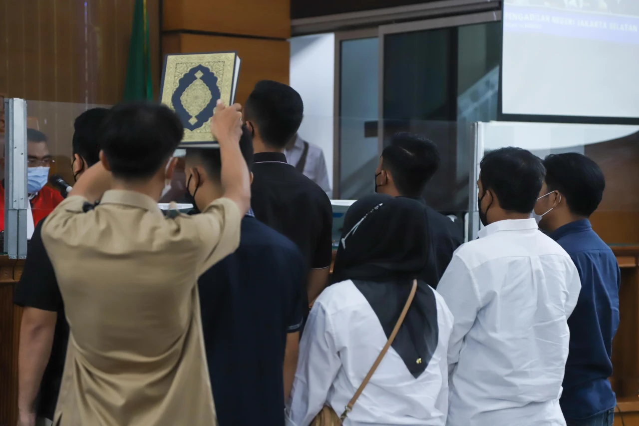 12 Saksi Dihadirkan...