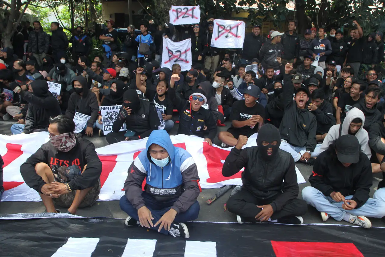 Bawa Boneka Jenazah,...