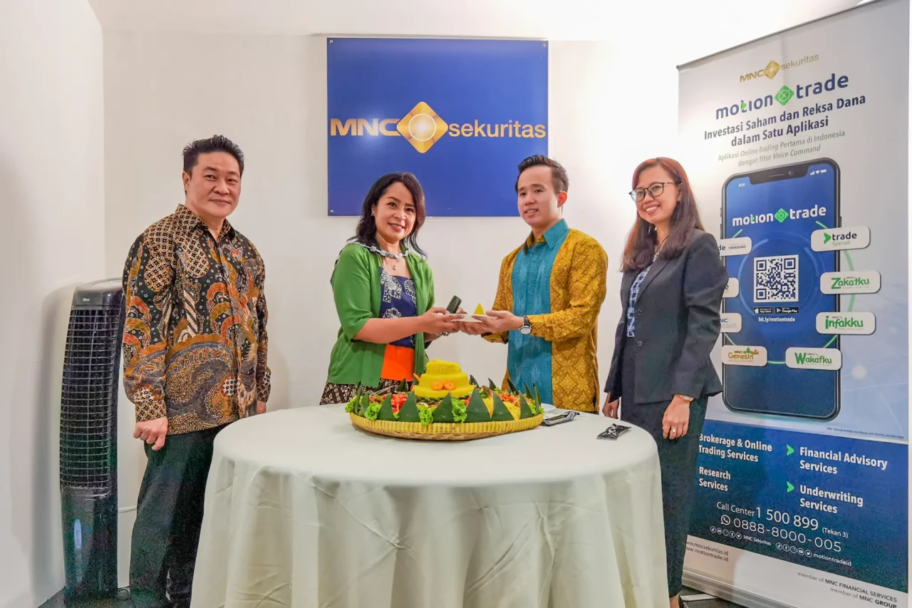 Resmikan Cabang Kemang,...