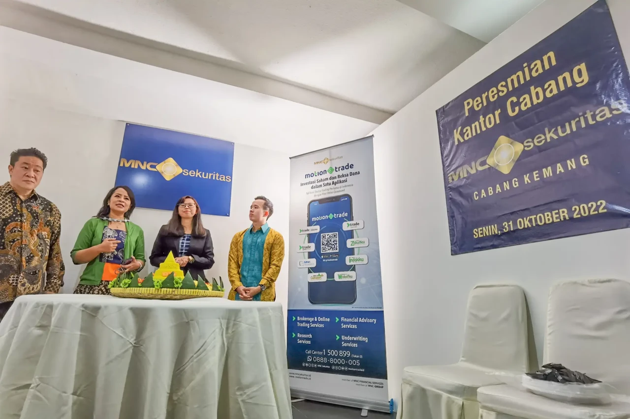 Resmikan Cabang Kemang,...