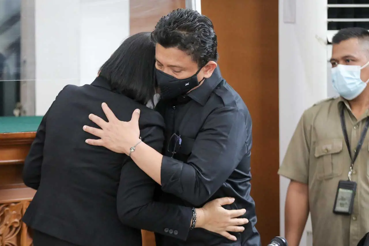 Ferdy Sambo Peluk Putri...