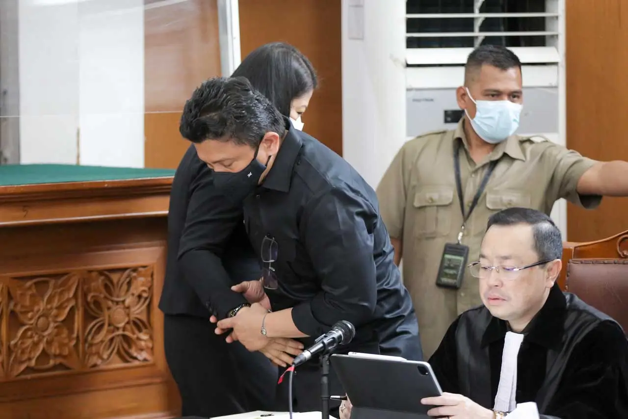 Ferdy Sambo Peluk Putri...