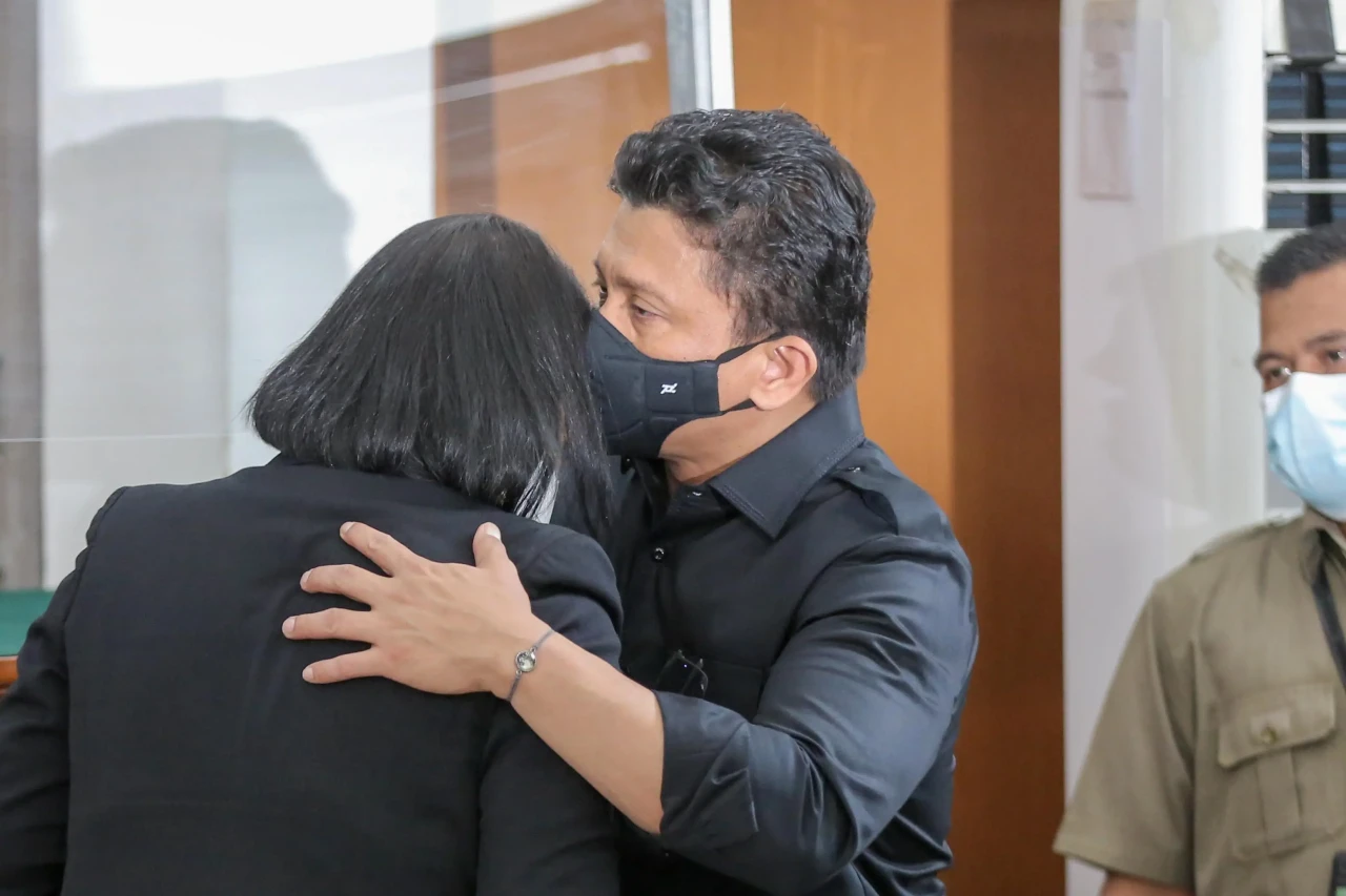 Ferdy Sambo Peluk Putri...