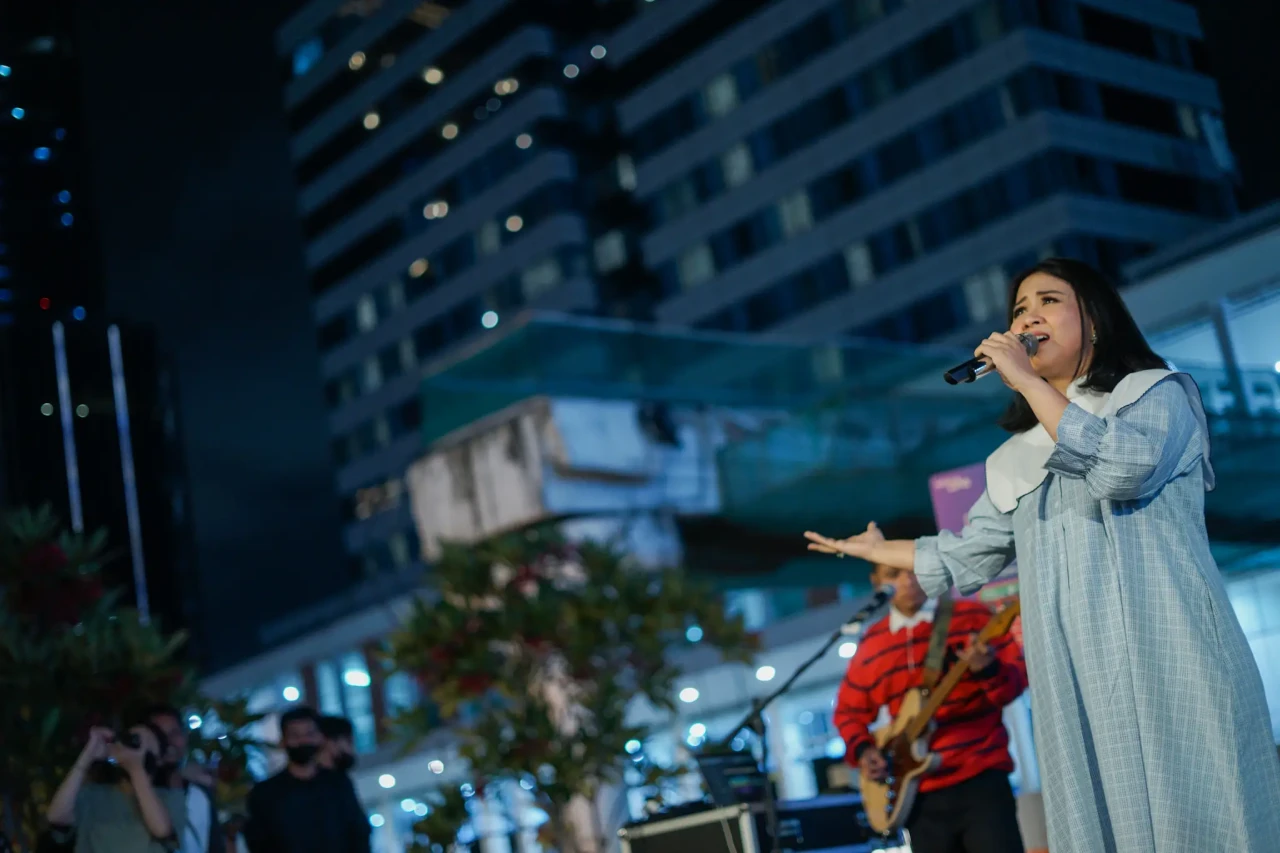 Astrid Ajak Pengunjung...