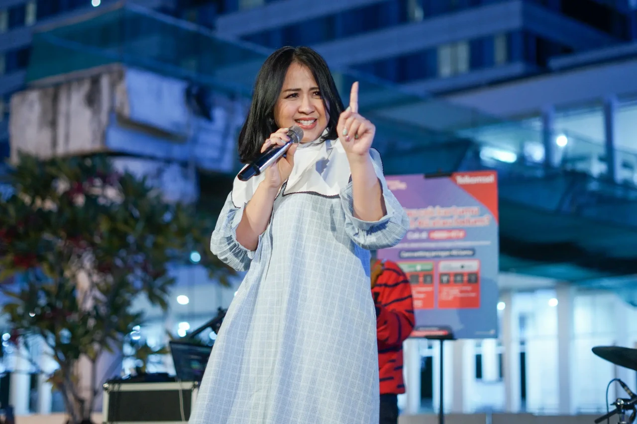Astrid Ajak Pengunjung...