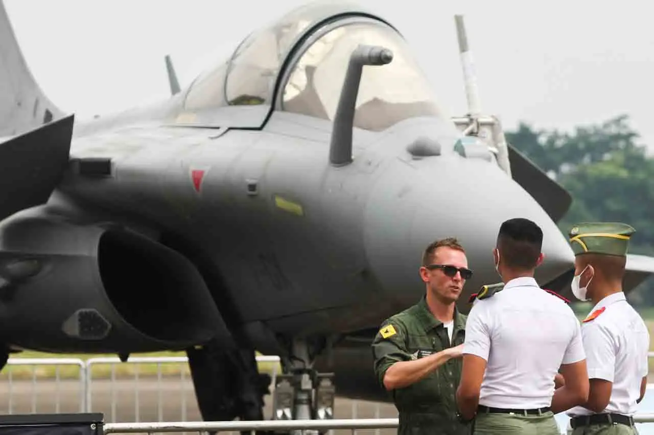 Pesawat Jet Rafale Mejeng...