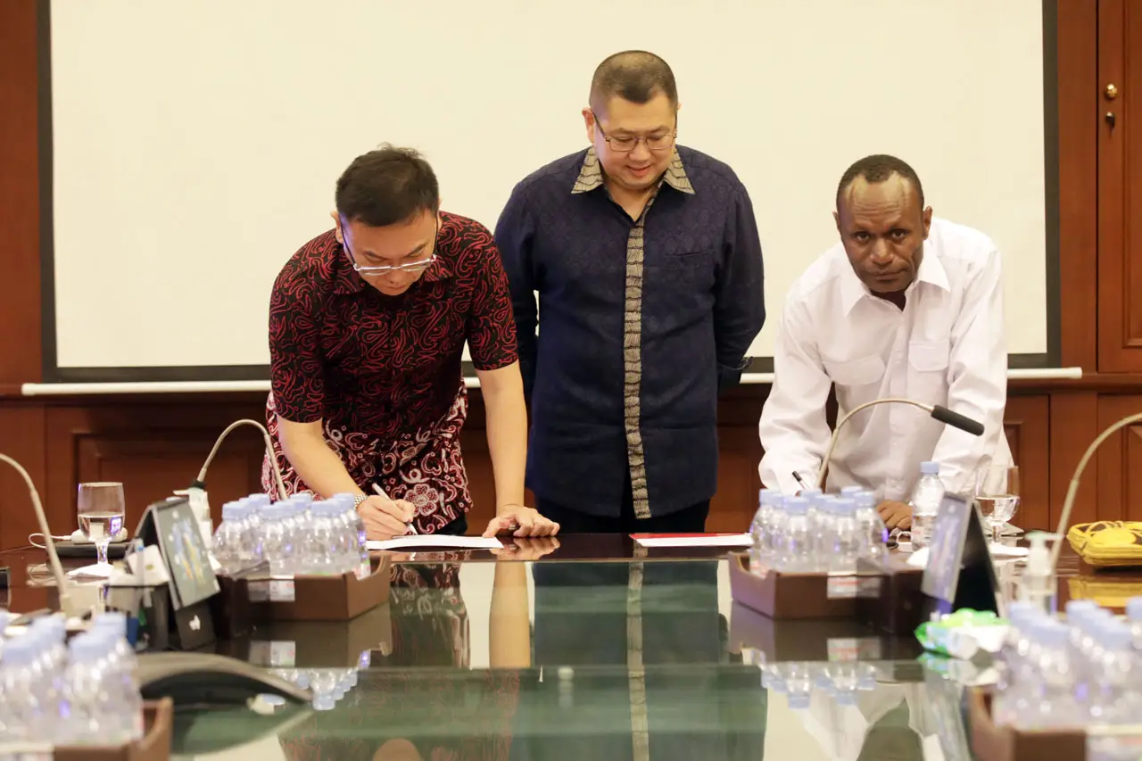 Anggota DPD RI Otopianus...