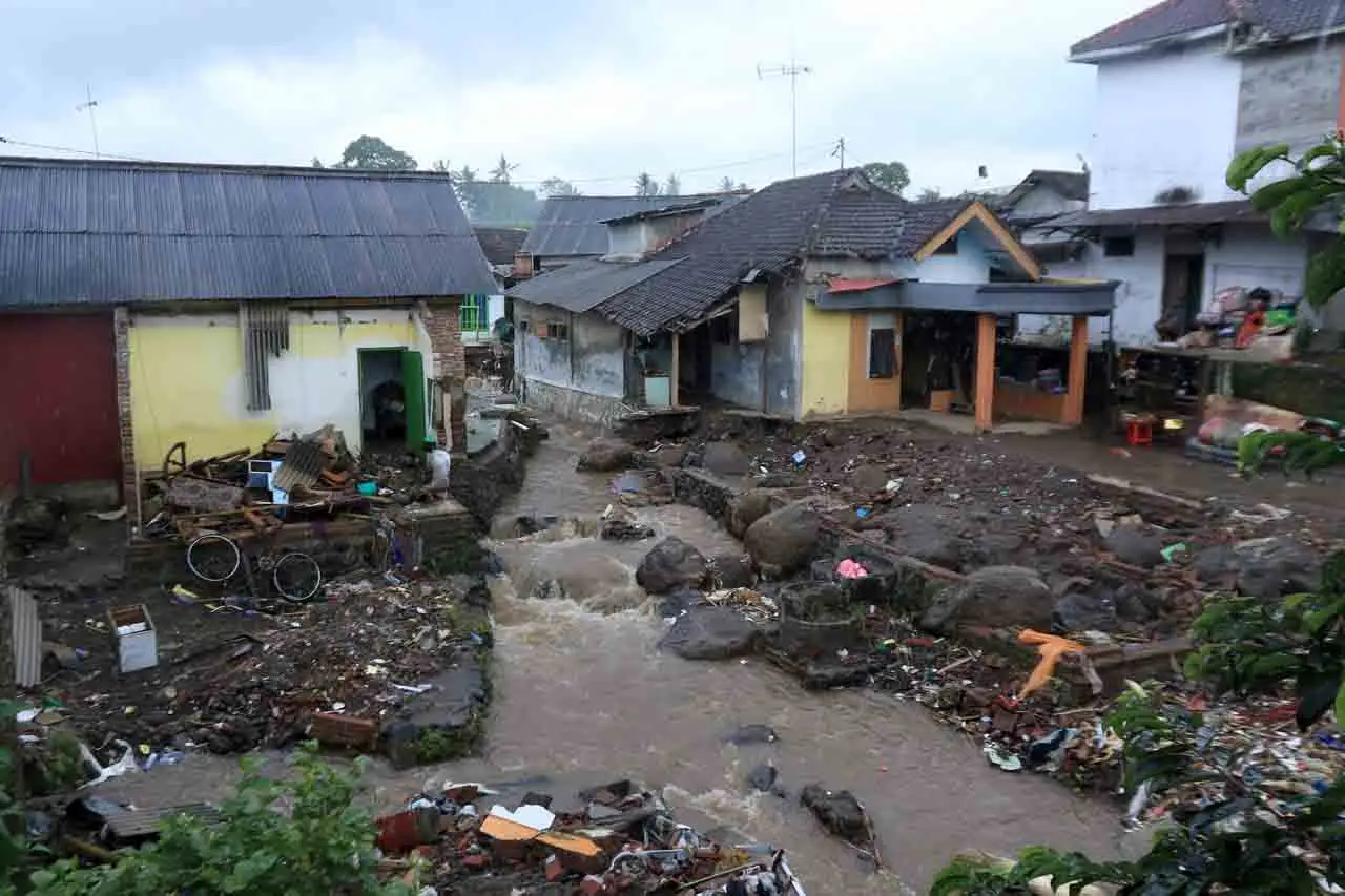 Banjir Terjang Dusun...