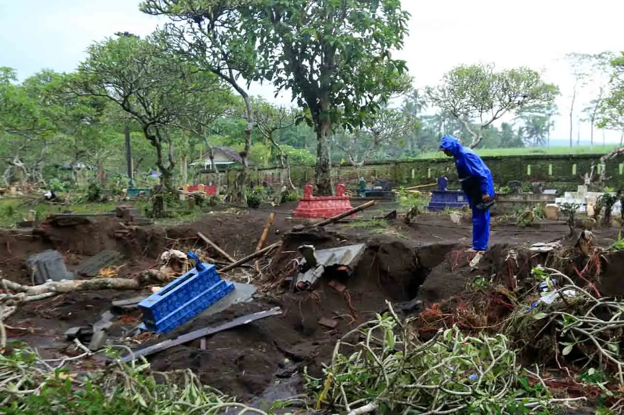 Puluhan Makam di TPU...