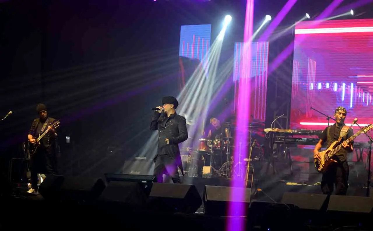 Konser 30 Tahun Dewa...