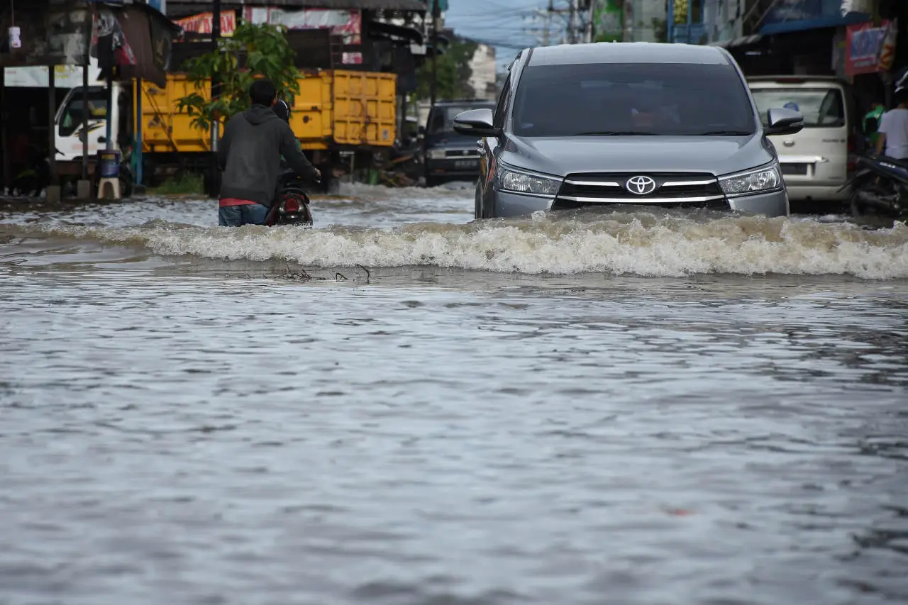 Banjir Setinggi 90 Cm...