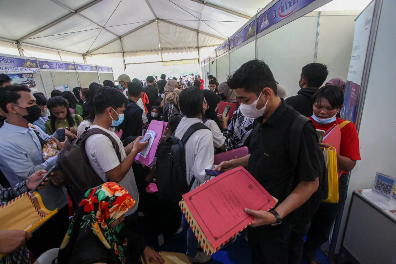 Ribuan Orang Berdesakan...