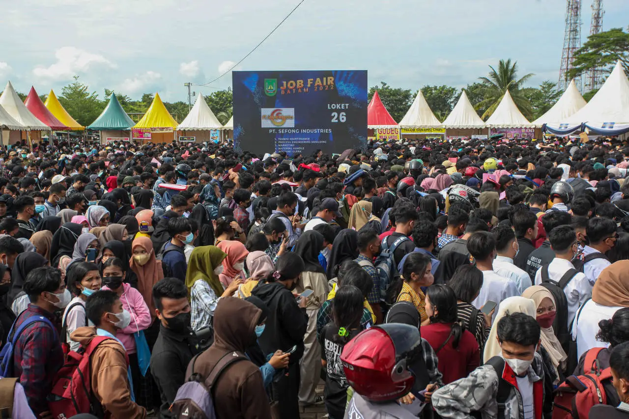 Ribuan Orang Berdesakan...