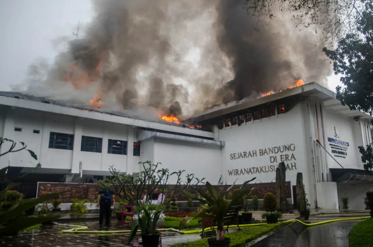Kebakaran Balai Kota...